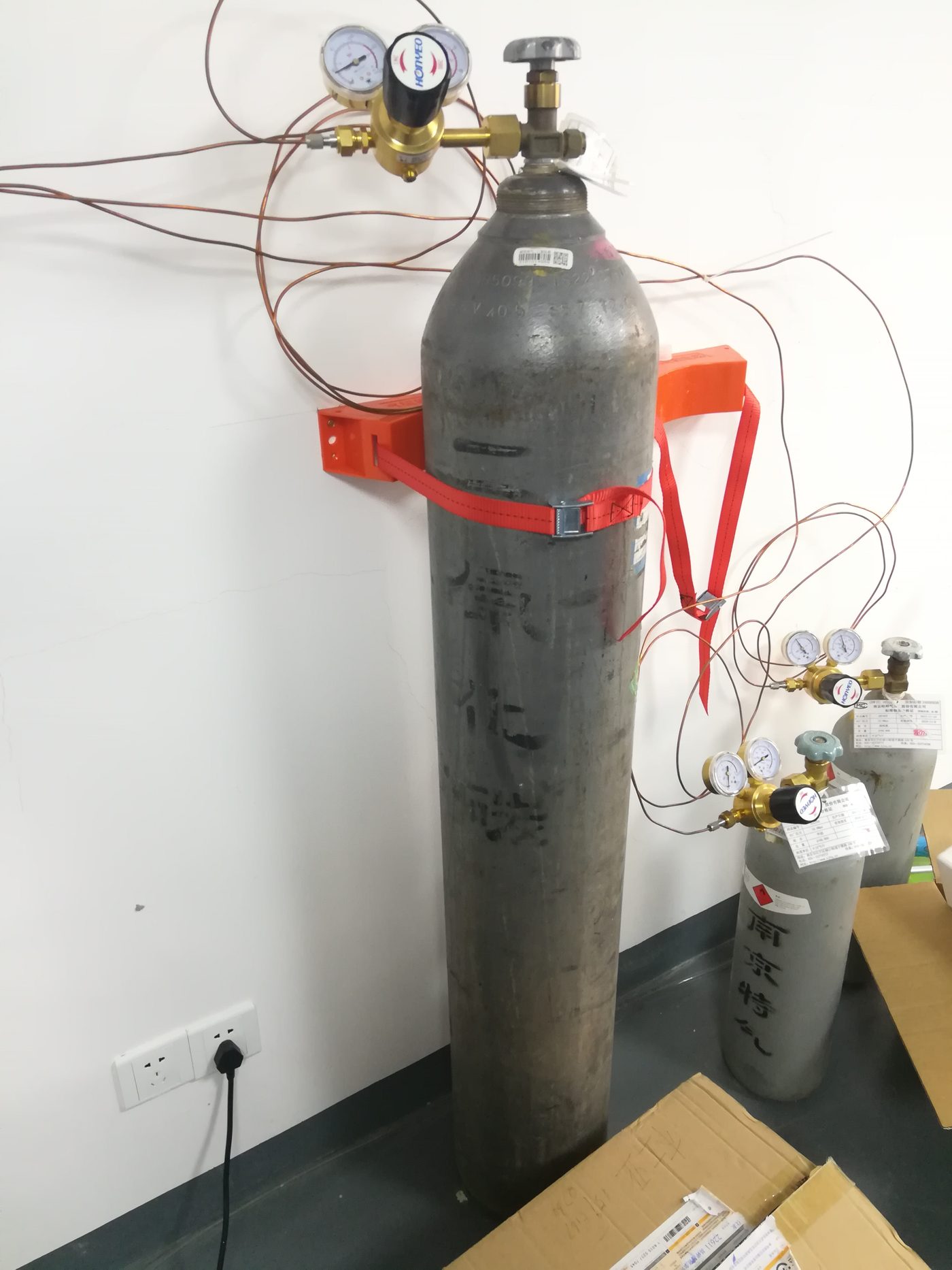 Carbon dioxide cylinder for welding use
