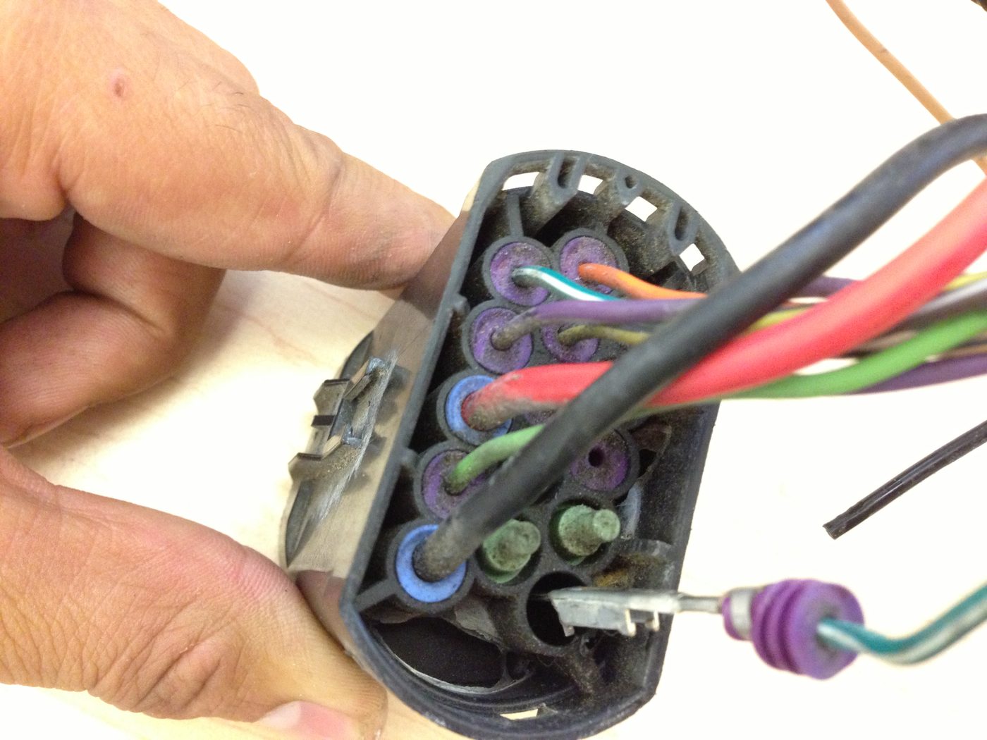 Electrical connection point with multiple wires