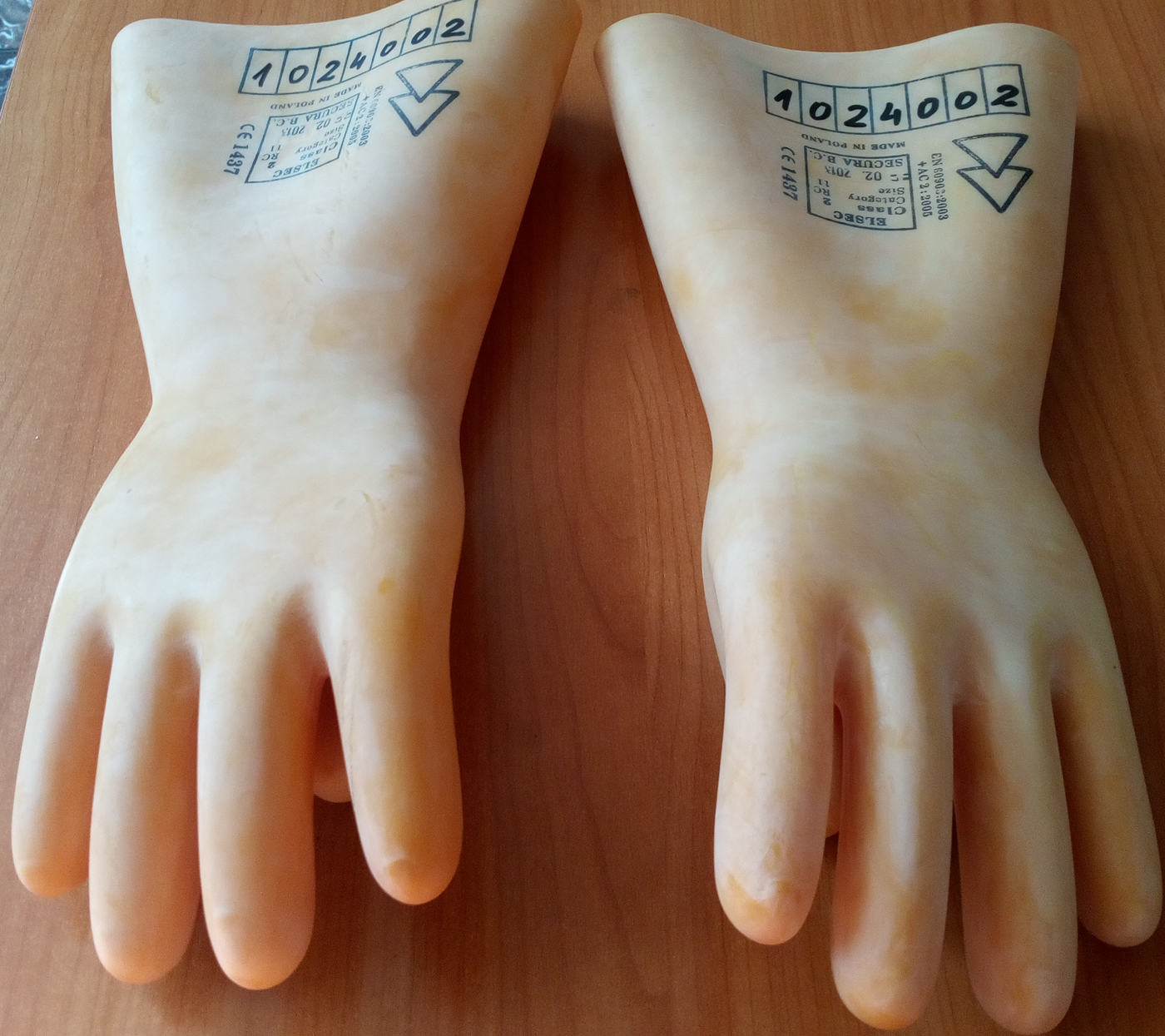 Pair of electrical insulating gloves