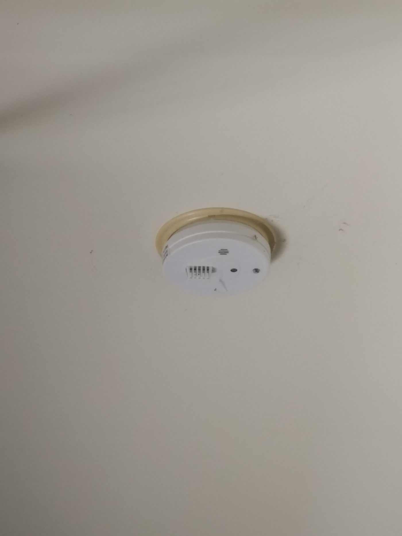 Ceiling-mounted heat detector device