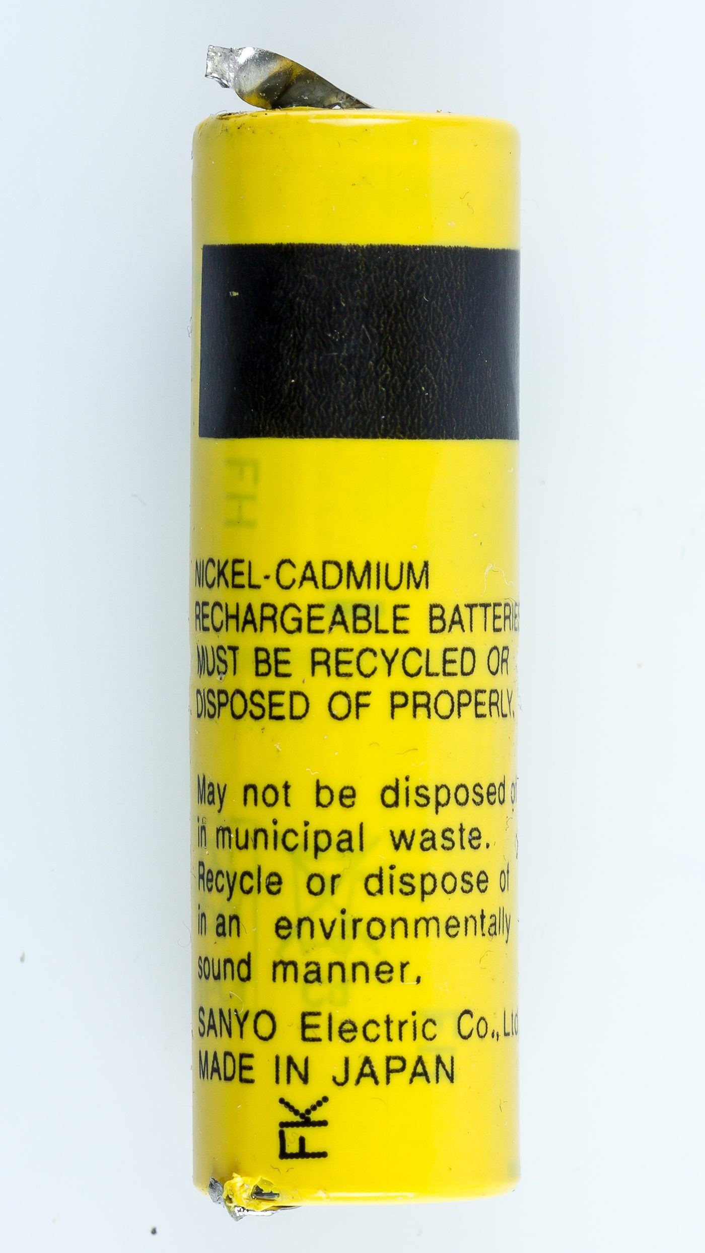 Nickel-cadmium rechargeable battery cell