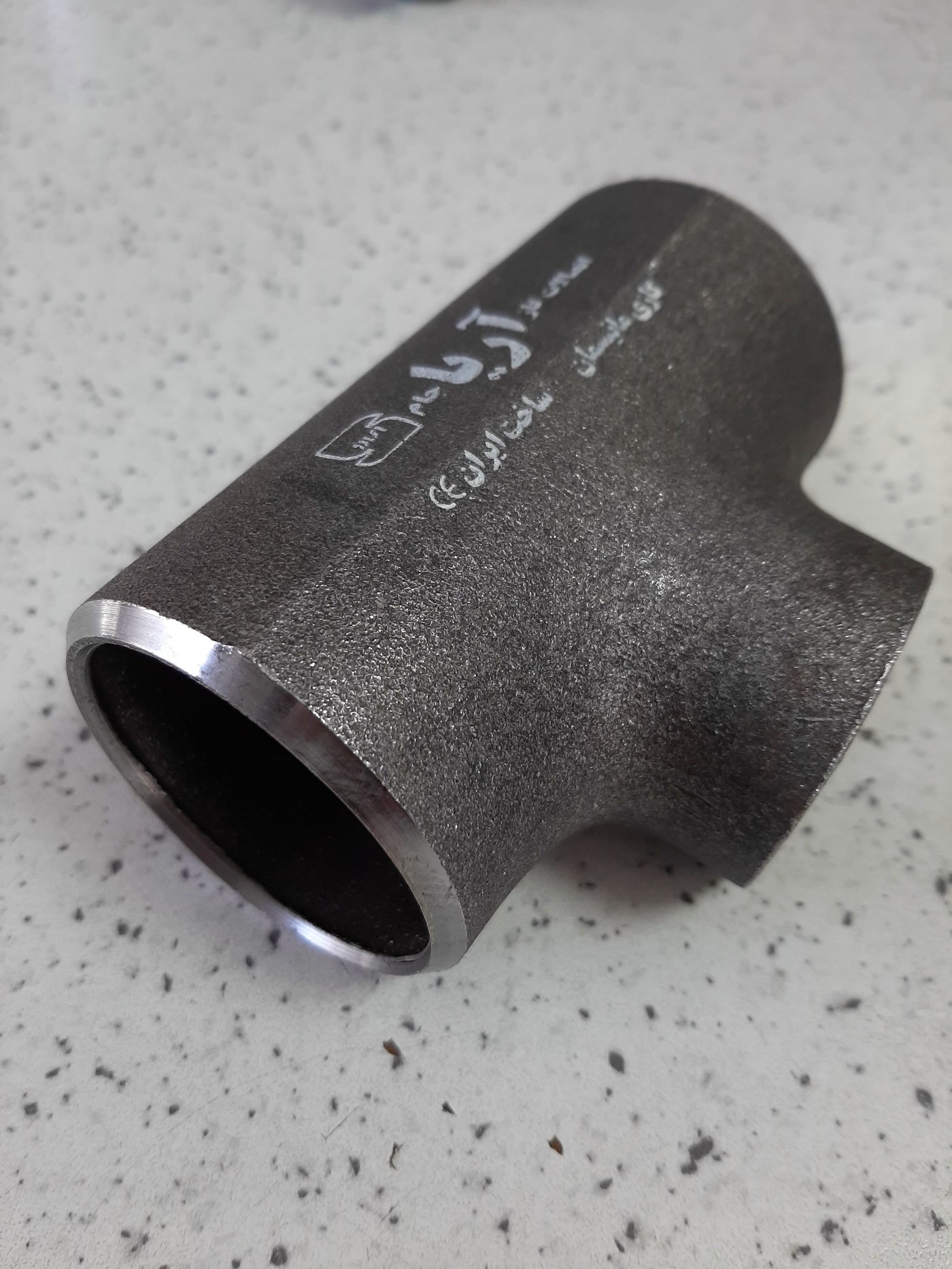 Metal tee fitting for plumbing pipes