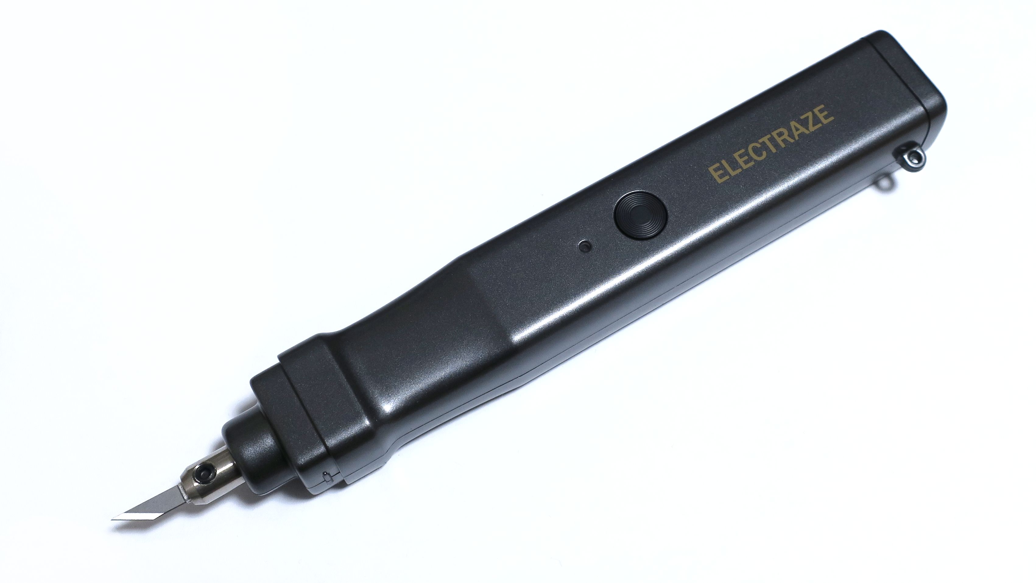Electric utility knife with blade exposed