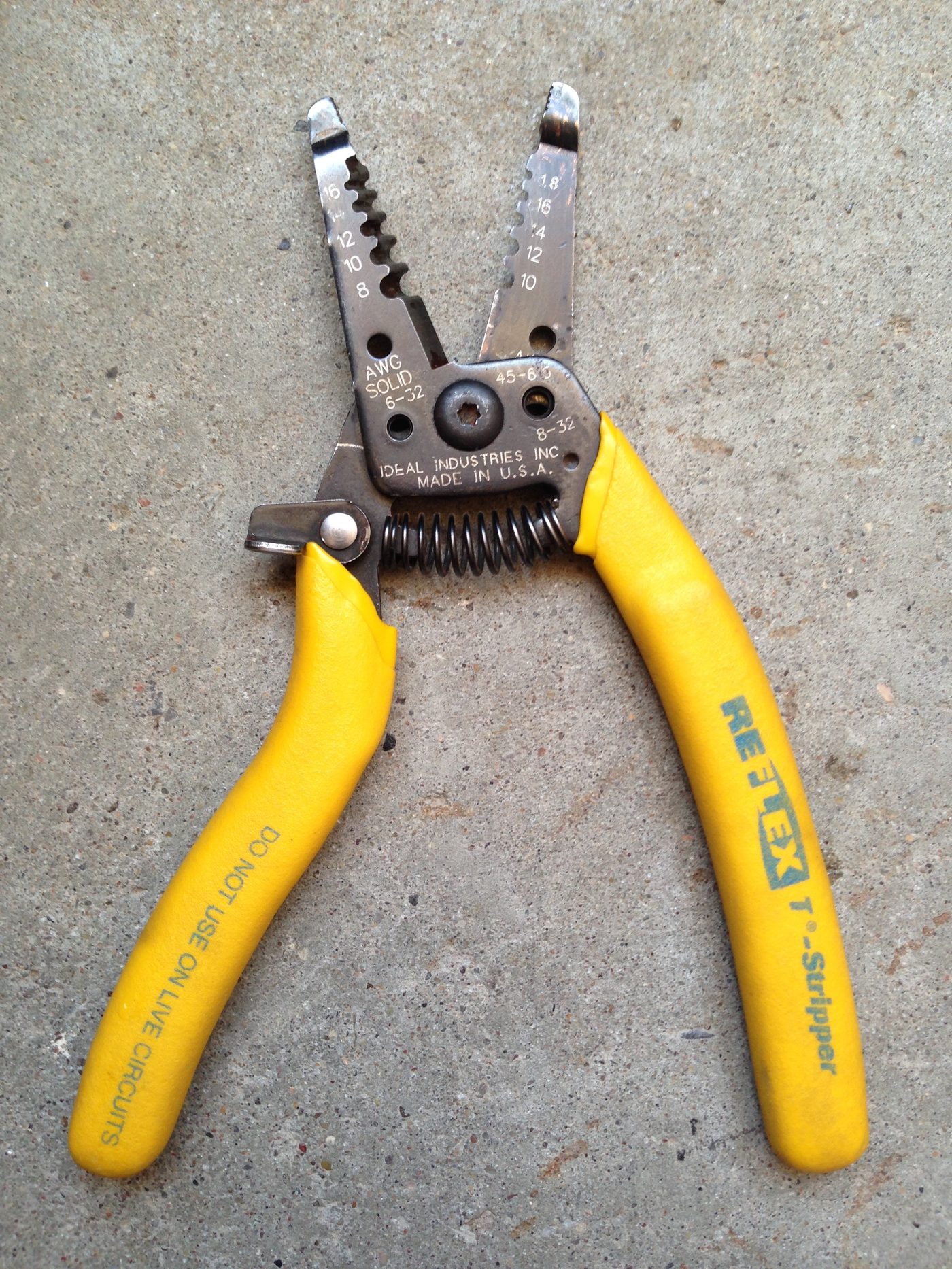 Manual wire strippers with yellow handles